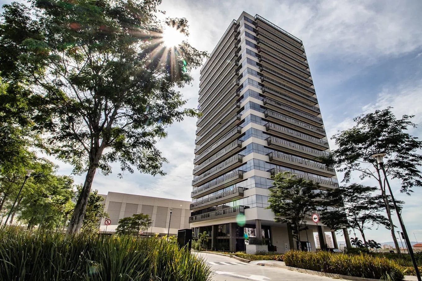 Fachada do prédio Iguatemi Business, sede da Evolue Empresarial em Votorantim - SP